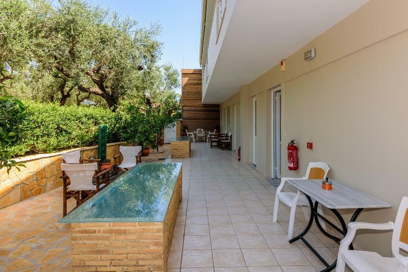Remezzo Studios & Apartments Amoudi Exterior foto